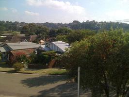 Vyhled z okna, kde bydlime ... docela klidna ctvrt, kde jsou jen obytne baracky. | Australia - Cesta do Sydney